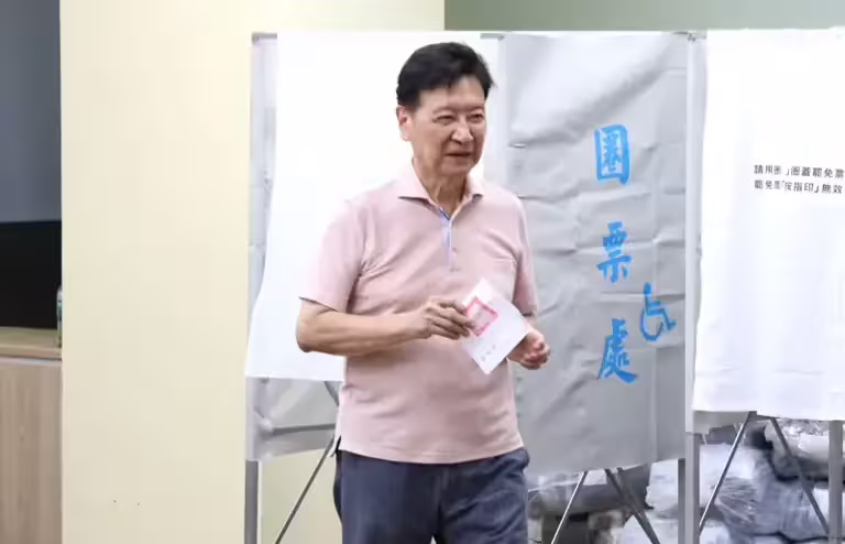 ▲趙少康投完票、離開圈票區後，竟直接打開票紙亮票給媒體拍攝。（圖／記者朱永強攝影）