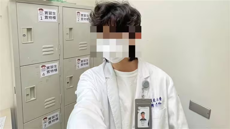 騎機車外送的22歲陳姓醫大生遭洗車工撞死。(圖/翻攝畫面) 騎機車外送的22歲陳姓醫大生遭洗車工撞死。(圖/翻攝畫面)