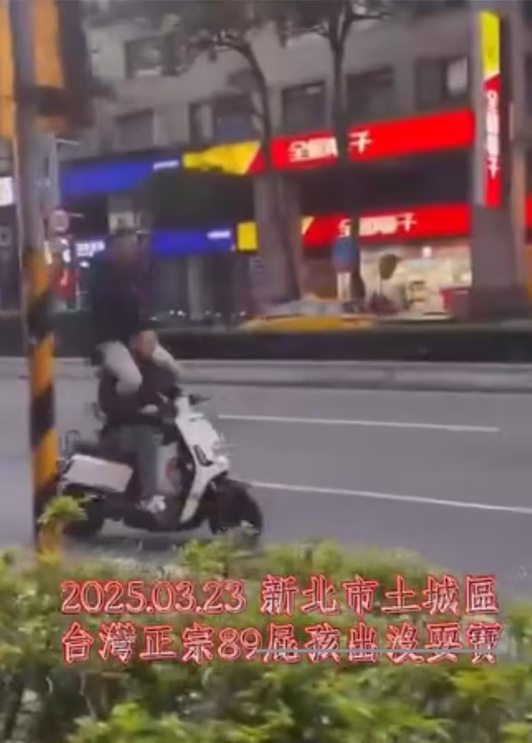 新北市土城區昨(23)日出現兩名國中生「疊羅漢」騎微型電動二輪車,被民眾拍下上傳,轄區土城警分局調查後確認是兩名國中生違規,依《道路交通管理處罰條例》開罰。(翻攝自臉書) 新北市土城區昨(23)日出現兩名國中生「疊羅漢」騎微型電動二輪車,被民眾拍下上傳,轄區土城警分局調查後確認是兩名國中生違規,依《道路交通管理處罰條例》開罰。(翻攝自臉書)