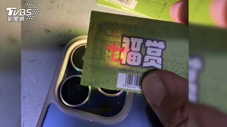 手機照射抽獎籤！彰化10店妮妮兔，全被掃光。(圖／TVBS)