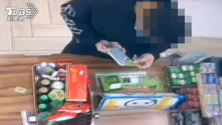 男「照射籤筒」挑大獎，妮妮兔抱枕被掃光。(圖／民眾提供)