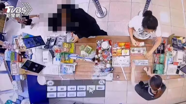 「抽獎籤有紅標記」全家妮妮兔大獎被掃光，店員沒攔阻。(圖／民眾提供)