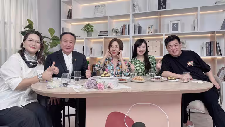 于美人(左3)經營YouTube節目,邀請好友當嘉賓。(圖/美人加油讚提供) 于美人(左3)經營YouTube節目,邀請好友當嘉賓。(圖/美人加油讚提供)
