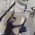 影／中國機器人「暴走狂揮拳」　工程師逃命畫面曝