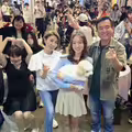 李翊君「一家三口罕見同框」力挺愛女見面會！ 檢場秀隱藏技能驚艷全場