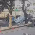 鐵條從卡車滑落　騎士遭刺穿慘了