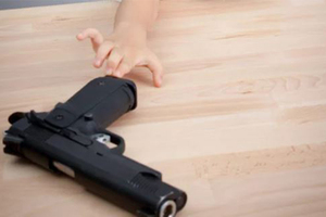 3歲妹「開槍打死4歲姐姐」　爸媽2舉動害女兒丟命