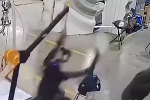 影／中國機器人「暴走狂揮拳」　工程師逃命畫面曝
