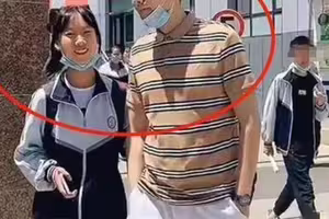 爸爸去接高中女兒下課　長太帥「被老師誤會是男友」急跟媽媽告狀！照片曝光