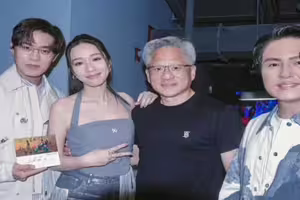 告五人曬合照 周湯豪陪比莉教黃仁勳跳舞