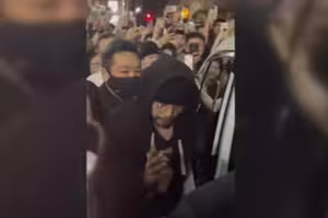 周杰倫合體山下智久遊日！被粉絲「沿路緊追、搶拍合照」化妝師摔倒骨折
