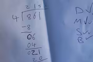 國小數學「861÷4」考倒家長！爸算不出急求助　網解答嘆：令人難過