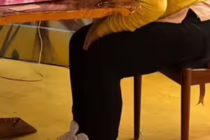 逛博物館驚見「女客趴桌沒動靜」　警方趕到現場愣了