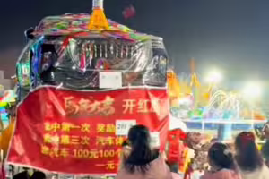 輸不起？他夜市套圈圈「套中汽車」　店家心急反悔了