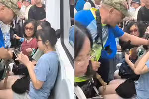 阿伯逼女子讓座 竟用拐杖扒拉她雙腿 阿伯逼女子讓座 竟用拐杖扒拉她雙腿
