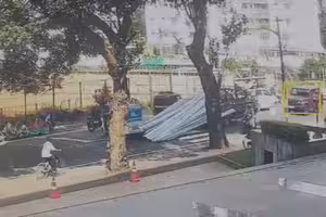 鐵條從卡車滑落 騎士遭刺穿慘了 鐵條從卡車滑落 騎士遭刺穿慘了