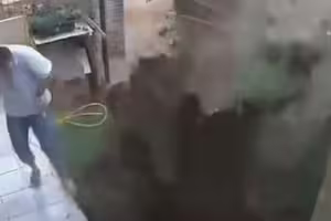 男子想滅了蟑螂窩 1招炸掉半個庭院 男子想滅了蟑螂窩 1招炸掉半個庭院