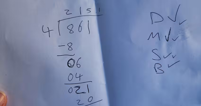 國小數學「861÷4」考倒家長！爸算不出急求助　網解答嘆：令人難過