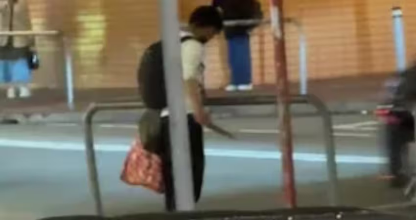 男揮刀挾女路人！港警「火速開2槍擊斃」　網愣：反觀台灣