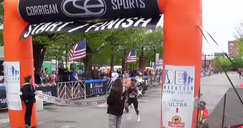 以為自己是冠軍！跑者終點前舉手慶祝　下秒「慘遭他人超越」心酸影片曝