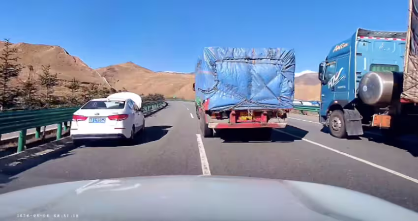 影／被貨車司機惡意逼車？幾秒後才知「原來是救命恩人」