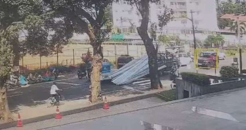 鐵條從卡車滑落　騎士遭刺穿慘了