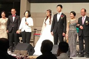 鄭弘儀「淚崩嫁女兒」連總統都到場見證！當女兒穿婚紗走上舞台....長相讓網友眼睛都亮了！