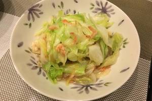 櫻花蝦炒高麗菜  ​    預備食材      高麗菜 1/3顆