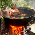 菲律賓男子坐進鐵鍋水裡「活活煮自己」還覺得很得意，可是他卻不知道他離死神那麼近…