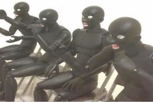 日本網友狂買13隻《名偵探柯南》的黑衣人，擺成各種經典畫面讓其他網友笑翻！