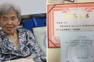 81歲學霸阿嬤精通5國語言「大學全科滿分」畢業！看到她「超完美筆記」全球大學生秒慚愧！