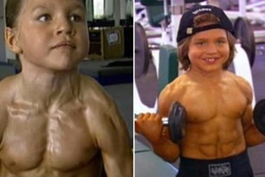 這個男孩8歲就因為「完美腹肌人魚線」爆紅，16年後的他現在變成這樣！
