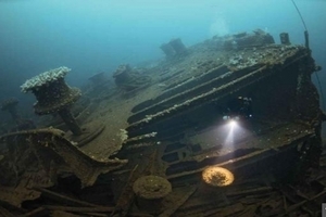 探險隊意外在深海底下發現年代久遠的破舊「詭異」沉船，仔細窺探後，表情竟瞬間從懼怕變成爽笑，簡直要是「發財」了！！！