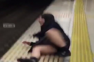 他在地鐵站裡看到女高中生跌坐在地板上，但看過完整影片後.....全部人都把這個女生罵翻了！