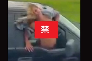 高速公路上這位辣妹突然從車窗鑽出來「做出意圖使人出車禍舉動」，照片裡的還不是重頭戲呢…