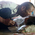  70歲老人為照顧百歲癱瘓母親，終身未娶，「媽不易，該我報恩」