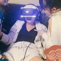   嫩妹用VR體驗「超真實男女激戰影片」　旁邊兩位閨密還「出手幫忙」