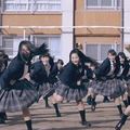 日本最紅「女高中生舞蹈團」出新作！　群跳《大娛樂家》主題曲氣場十足　歐美網友：看到起雞皮疙瘩！