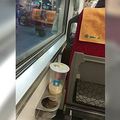 坐火車不小心喝到隔壁坐的珍奶，兩人直接聊開讓網友們大呼「在一起」！