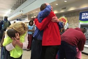 領養3年卻無法團圓！　白人夫妻和黑人兄弟第一次機場見面　惹哭全球網友