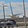 客機降落時「撞上貨車和路燈」！傷者情況曝光