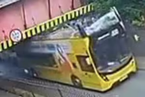 司機硬衝限高橋！雙層巴士「車頂瞬間削平」　現場畫面曝光