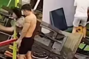 男子健身房失誤!妹子慘遭器材重砸 男子健身房失誤!妹子慘遭器材重砸