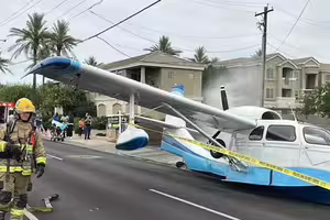 飛機突故障失控　遭迫降市區街頭