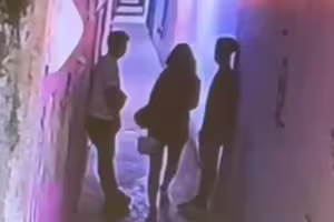 夜歸驚魂　2男尾隨女子回家