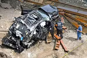 連人帶車墜落!BMW超速衝破高架護欄 傷亡情況曝 連人帶車墜落!BMW超速衝破高架護欄 傷亡情況曝