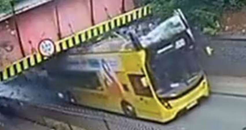 司機硬衝限高橋！雙層巴士「車頂瞬間削平」　現場畫面曝光