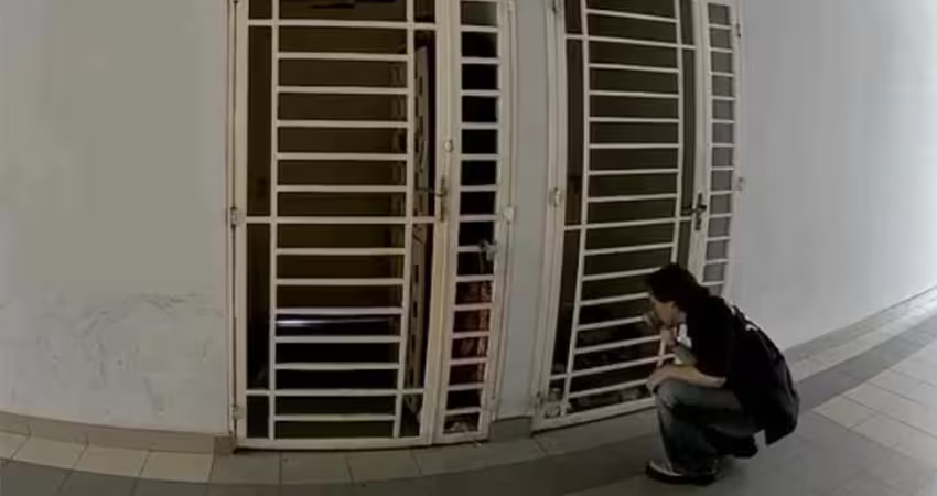 男深夜出現公寓外　偷拿門口鞋子猛聞