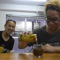 日本大叔挑戰喝過期21年的果汁 看到顏色他就後悔了 喝下去後….