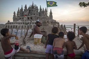 巴西「沙灘國王」22年來都住在沙堡裡，他還嗆花大錢買海岸別墅的人超蠢！